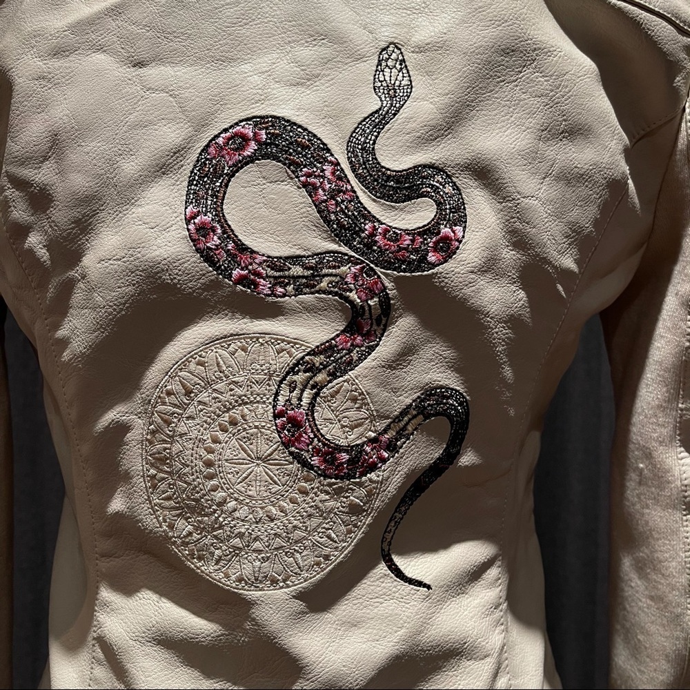 Desigual Cream Color Women’s Biker Jacket size 38 With Design in Back - Picture 6 of 16